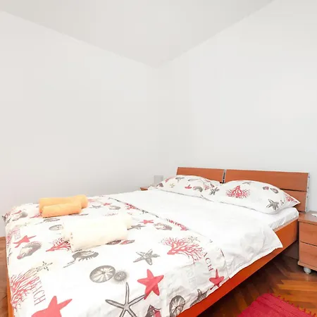 2 Bedroom Gorgeous In Appartement Ražanj